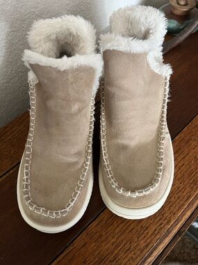 Hey Dude Camden Suede Women’s Ankle Boots Beige Faux Shearling Size 6